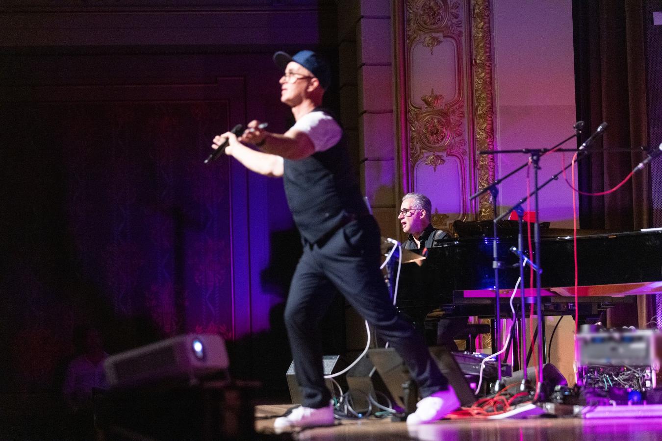 Uli Wurschy am Mikrofon, dahinter Volker Becker am Flügel – genau die beiden, die in der Musikhalle Ludwigsburg spielen.