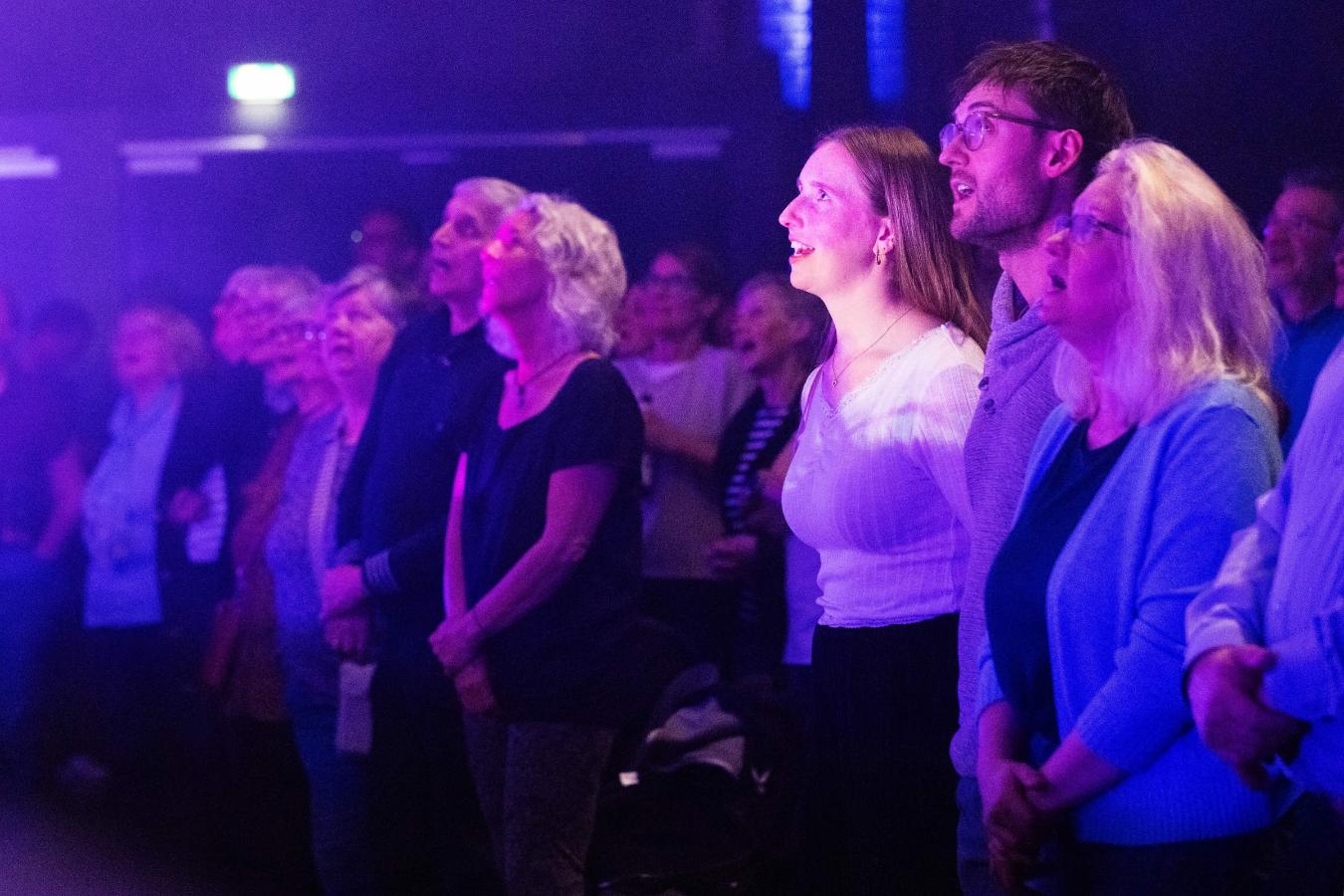 Menschen jeden Alters singen gemeinsam – der Moment, um den es beim RUDELSINGEN geht.