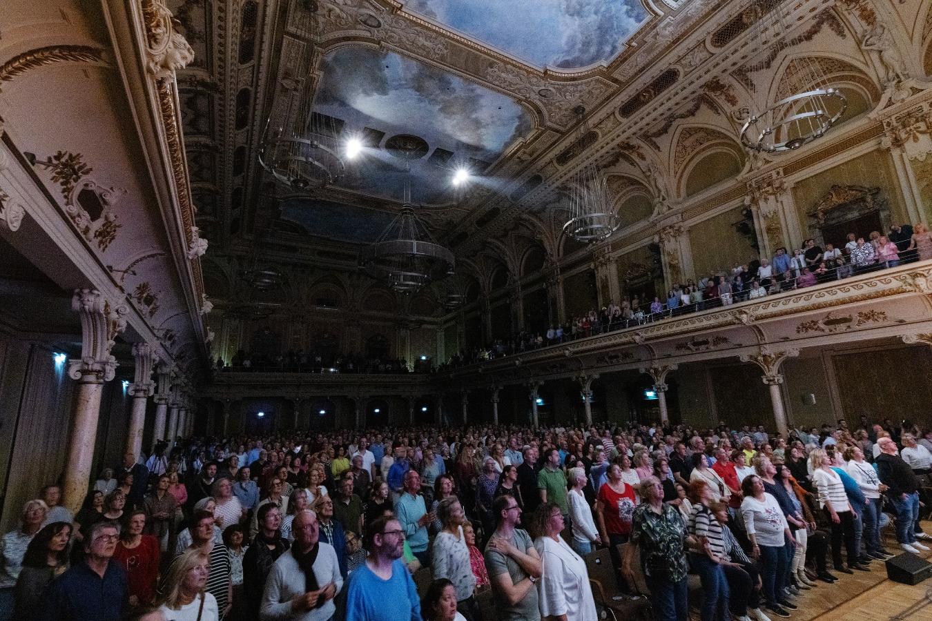 Ein festlicher Saal, in dem alle aufstehen und mitsingen – so sieht ein großer RUDELSINGEN-Abend aus.